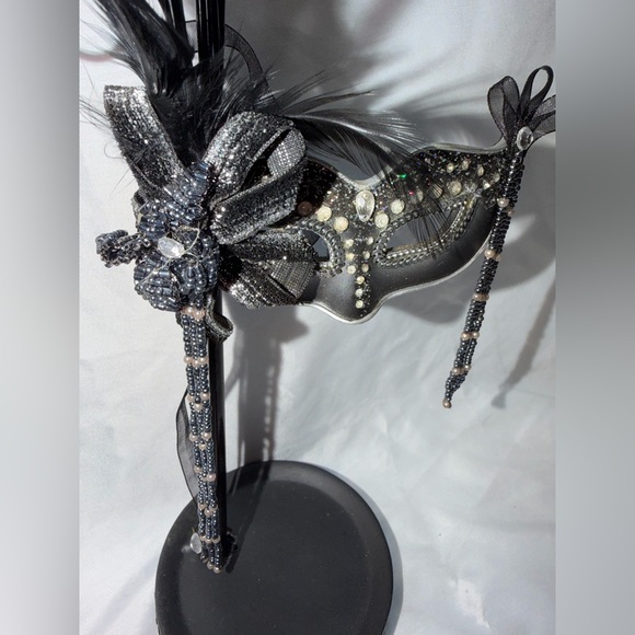 Vintage Gothic Masquerade Mask DecorBlack Wire Scroll Stand – Beaded & Feathered - Picture 4 of 9